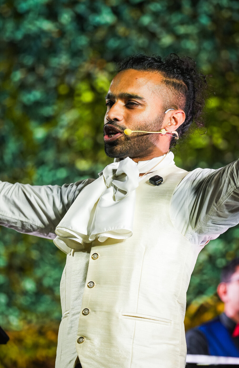 Close-up of Oscar Castellino singing at Concerto de Natal